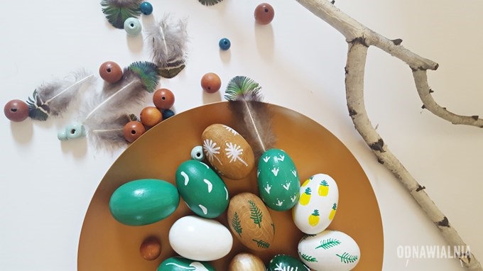 Malowane jajka na suchej gałęzi