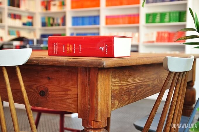 Stary stół i krzesła w nowej księgarni