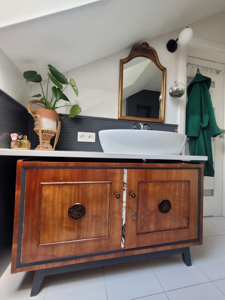 Szafka vintage pod umywalkę – jak zabezpieczyć drewno w łazience?